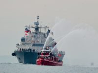 Besucher bestaunen die neue USS Little Rock im Hafen von Buffalo